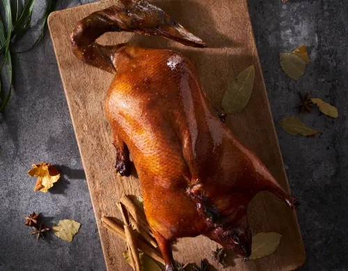 ▲獲《臺灣米其林指南》七月入選推薦的北馥樓中餐廳，此次也推出烤鴨四人餐二套，優惠價只要1萬元(含稅、服務費)活動，約是8.1折優惠。（圖／國聯飯店提供）