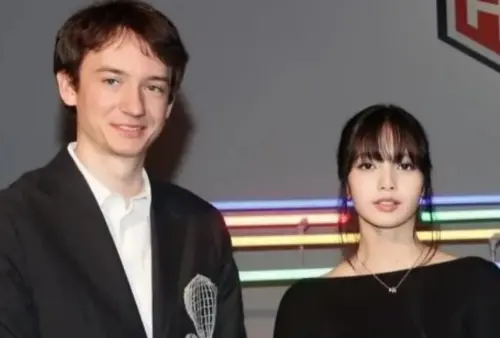 ▲Lisa（右）遭酸資源靠首富男友！為愛登瘋馬秀　大尺度演出慘被中國封殺。（圖／微博@本仙女可愛又善良）