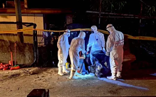 ▲國軍官兵將養豬場內的糞土挖出後裝袋。（圖／陸軍第十軍團提供，2025.10.31）