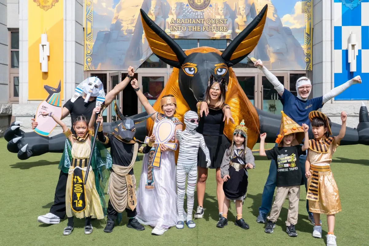 ▲八米寬的古埃及死神阿努比斯拔地而起，成為葳格小學北屯校區的吸睛打卡點。（圖／葳格小學提供）