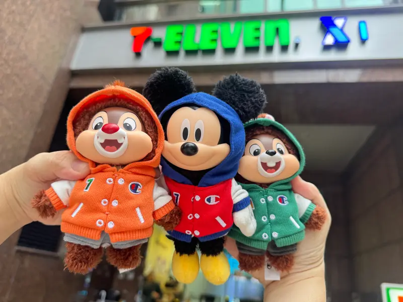 ▲7-11「迪士尼跨界潮流Champion」精品登場，米奇、奇奇蒂蒂變身穿搭潮流配件。（圖／記者鍾怡婷攝）