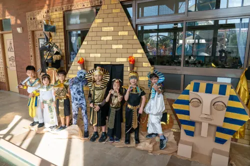 ▲ 葳格家長精心為孩子變裝，熱心佈置教室走廊，金字塔、木乃伊及人面獸身等作品讓校園變身古法老王國。（圖／葳格提供）