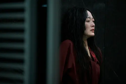 ▲《你旁觀的罪》由全昭霓飾演百貨公司名品館職員恩秀，自小因家暴陰影而帶著創傷長大。她因好友熙秀（李瑜美飾）深陷困境，最終選擇以極端方式拯救對方。（圖／Netflix提供）