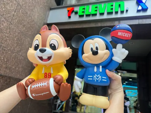 ▲「搪膠造型存錢筒」米奇手轉籃球可旋轉、奇奇抱橄欖球可單獨取下，加價購999元。（圖／記者鍾怡婷攝）