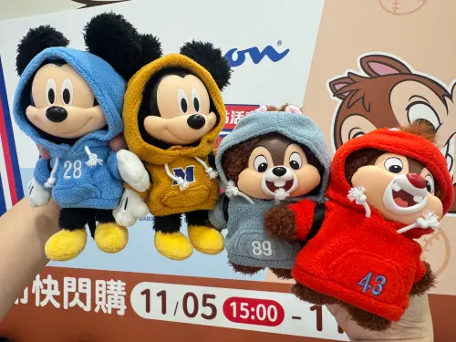 ▲限量迪士尼系列Champion搪膠絨毛玩偶掛飾（共7款），單入加價購299元。（圖／記者鍾怡婷攝）