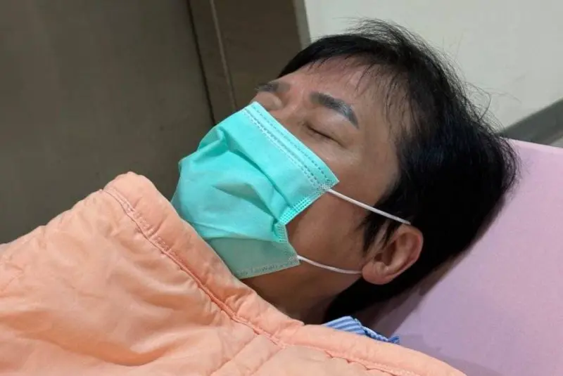 ▲62歲洪榮宏突然分享一張自己住院的照片嚇壞粉絲；經紀公司表示，洪榮宏是因為攝護腺問題開刀，手術順利，不會影響2個月後的演唱會。（圖／洪榮宏臉書）