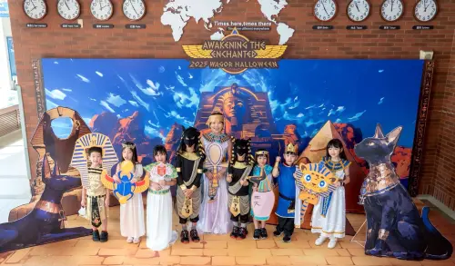 ▲葳格小學北屯校區埃及風萬聖節，校長管珮慧（中）與學生同歡。（圖／葳格提供）