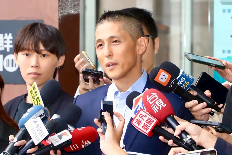 ▲吳怡農下午赴民進黨黨部領表，表態爭取參選台北市長。（圖／記者嚴俊強攝，2025.10.31）