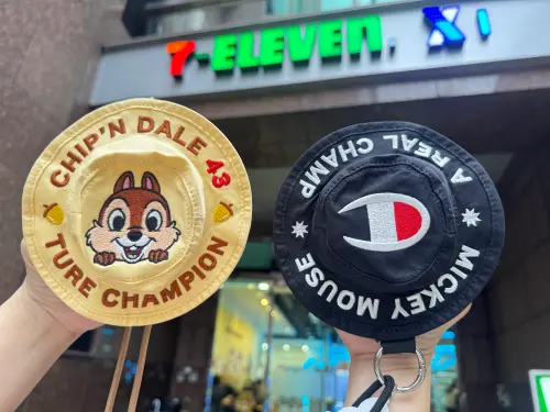 ▲限量漁夫帽造型零錢包（共2款），加價購299元。（圖／記者鍾怡婷攝）