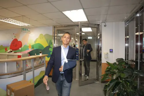 ▲吳怡農下午赴民進黨黨部領表，表態爭取參選台北市長。（圖／記者陳佩君攝，2025.10.29）