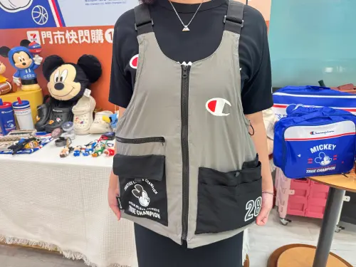 ▲限量兩用馬甲包，加價購599元。（圖／記者鍾怡婷攝）