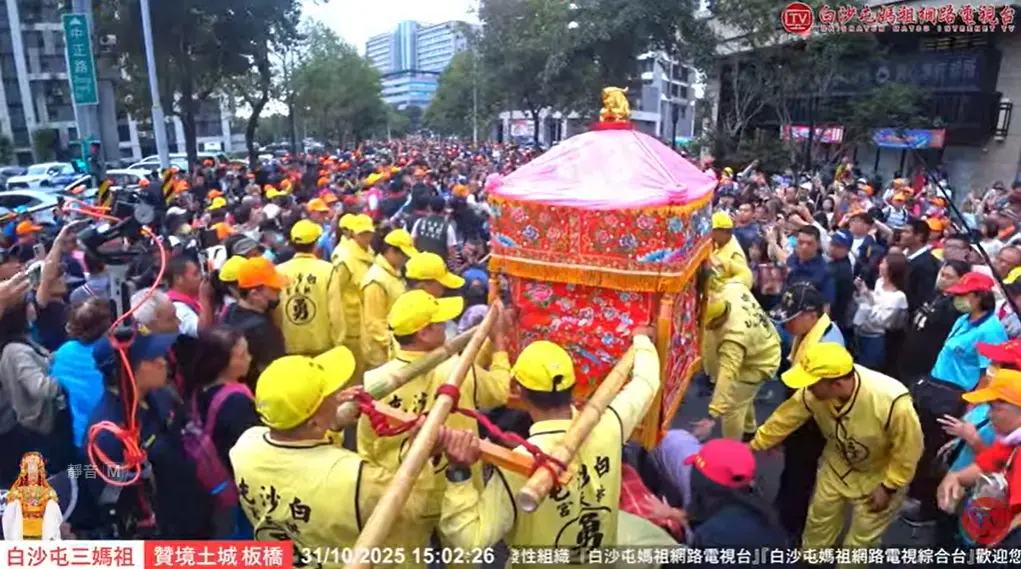 ▲白沙屯媽祖今（31）到訪新北，粉紅超跑所到之處人潮炸裂。（圖／白沙屯媽祖網路電視台）