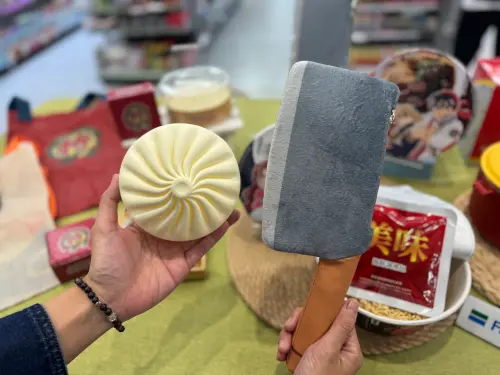 ▲凡購買湯底專區指定商品，單筆滿20元以上任兩件，加價149元則可獲得「廚神小當家購物收納袋」。（圖／全家提供）