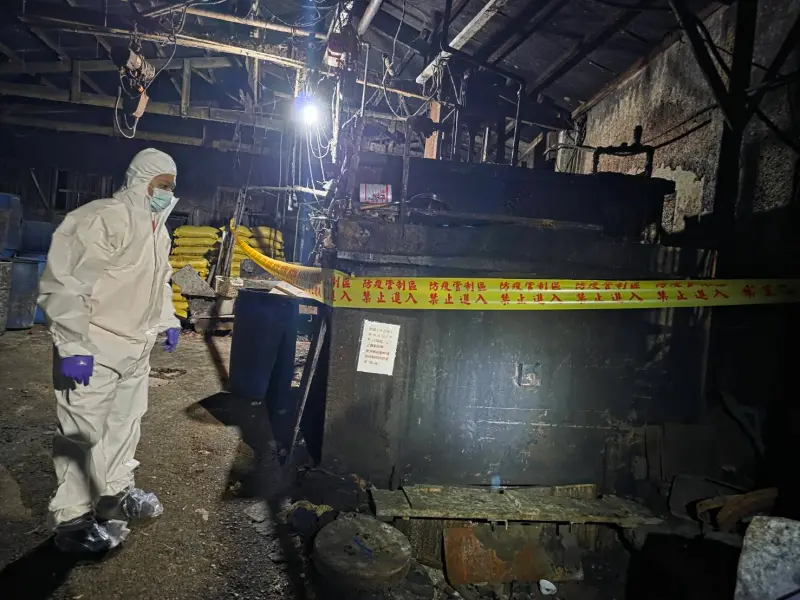 ▲農業局30日主動聯合稽查小組，到泰山區一處養豬場稽查，發現場內廚餘蒸煮槽及飼料槽皆留有廚餘。（圖／新北市府提供）