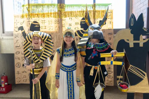 ▲學生與家長聯手發揮創意，分別變裝成法老、埃及豔后與死神阿努比斯歡慶萬聖節。（圖／葳格提供）