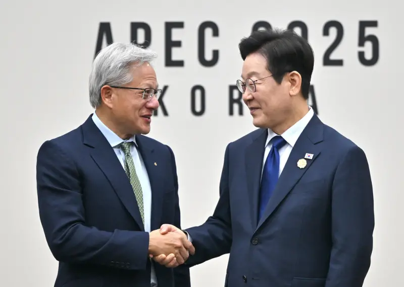 ▲輝達執行長黃仁勳時隔15年訪問韓國，出席亞太經濟合作會議（APEC）企業領袖峰會，今（31）日與韓國總統李在明會晤。（圖／美聯社／達志影像）