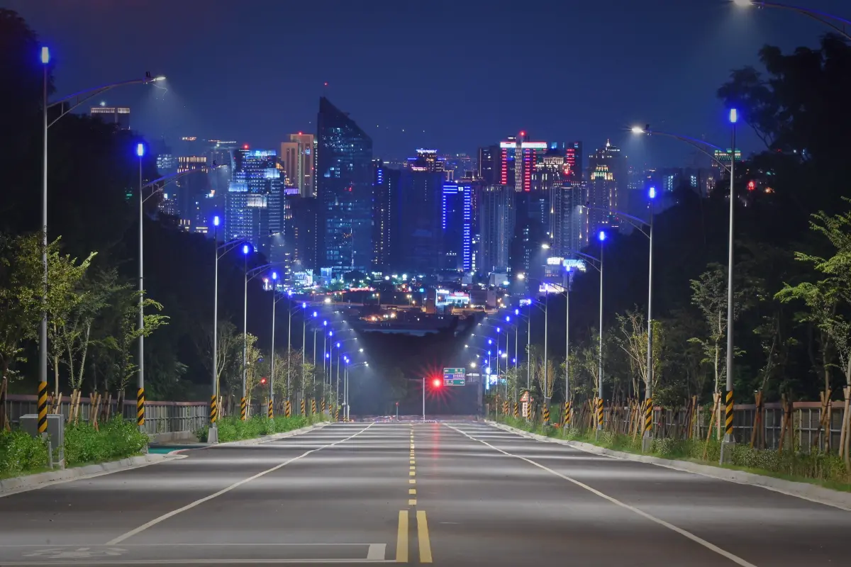 ▲延伸華南路「藍色公路」意象，夜間燈光成為民眾拍照打卡新熱點(圖／建設局提供2025.11.1)
