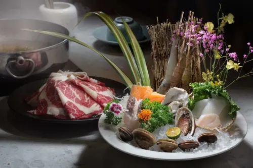 ▲迎雙11，高雄福華大飯店自明（1）日起推出全館餐飲優惠，像是吃Smile One精緻涮涮鍋，4人同桌身分證字號對中「4個1」，消費滿4000元便能現折1111元。（圖／高雄福華提供）