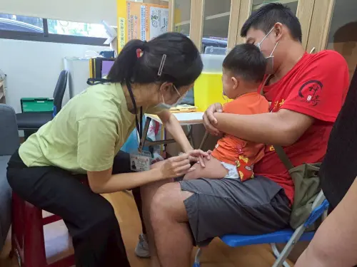 台中公費疫苗開打　長者、幼童接種送好禮
