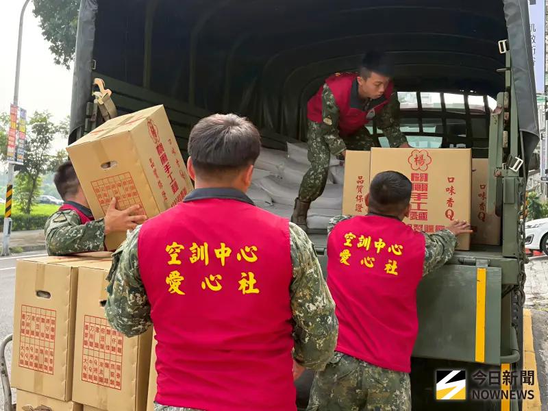 ▲關懷弱勢服務社會，陸軍空降訓練中心愛心社前往屏東家扶中心，協助運送「歲末慈幼感恩會」活動物資。（圖／記者莊全成攝，2025.10.31）