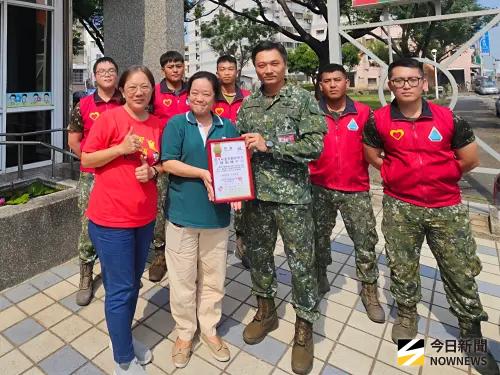▲屏東家扶社工督導張延蕙感謝愛心社官兵，致贈感謝狀給政戰處長趙志豪。（圖／記者莊全成攝，2025.10.31）