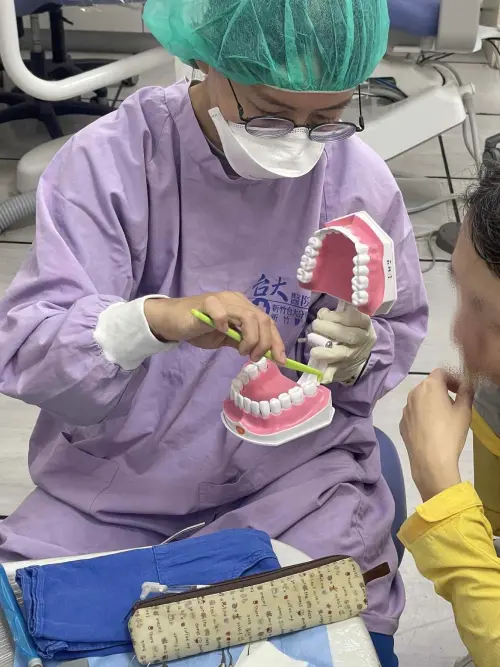 ▲莊雅淳醫師示範正確刷牙方式，應將刷毛斜向牙齦溝，輕柔來回刷，才能有效守護口腔健康。（圖／新竹台大分院提供）