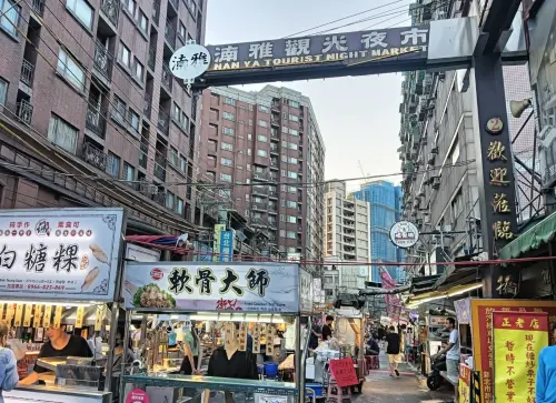 ▲據新北市場處統計湳雅夜市，攤位數約286攤，是新北第二大的合法夜市。