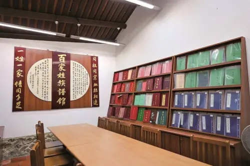 ▲范文質結婚生子後，為了感念繼父教養恩情，把所生的5名兒子的姓，將「姜」字加於原姓之後，才誕生出「范姜」，相傳後世。（圖／桃園觀光導覽網travel.tycg.gov.tw）