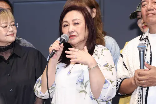 ▲歌手鄭怡（中）回憶過往和坣娜相處的場景，她表示坣娜是一個溫暖又低調、無私助人的人。左為金智娟，右為施孝榮。（圖／記者朱永強攝影）