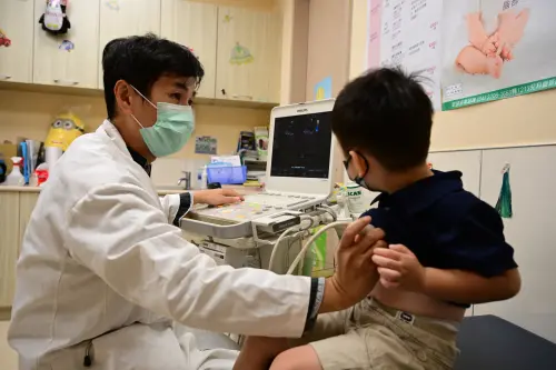 2歲童燒不停！手腳腫成「麵龜」 醫揪急症川崎症：有猝死風險
