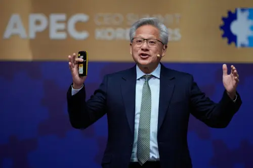 黃仁勳西裝登APEC CEO峰會「沒韓國網咖就沒輝達」盛讚AI前景
