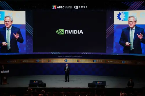 ▲輝達（Nvidia）執行長黃仁勳睽違15年訪問韓國，今（31日）出席亞太經濟合作會議（APEC）企業領袖峰會，登台發表演說。（圖／美聯社／達志影像）