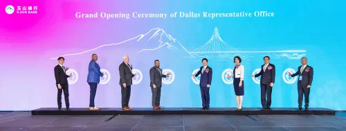 ▲玉山金控董事長黃男州（右四）、達拉斯副市長Jesse Moreno（左四）、美國聯邦眾議員Marc Veasey（左二起）、美國聯邦眾議員Pete Sessions、駐休士頓臺北經濟文化辦事處蕭伊芳處長、僑務委員陳世修、玉山銀行林隆政總經理（右）、玉山達拉斯辦事處邱惇代表（左）共同合影。（圖／玉山銀行提供）