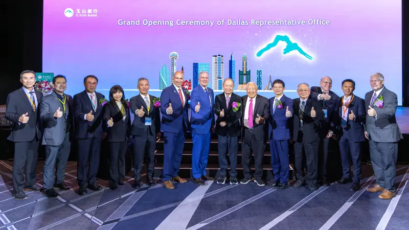 ▲美國政要與達福地區台灣商會、玉山金控創辦人黃永仁(右七)、董事長黃男州(右五)、銀行總經理林隆政 (左五)、金控董事陳美滿(左四)一同出席玉山銀行達拉斯代表人辦事處開業慶祝晚宴。(圖/玉山銀行提供)