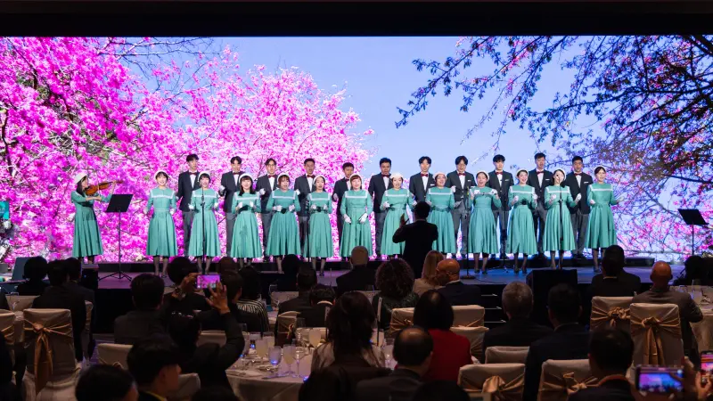 ▲玉山合唱團於10月30日玉山達拉斯代表人辦事處開業慶祝晚宴獻唱。(圖/玉山銀行提供)