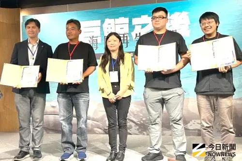 ▲海洋保育署署長陸曉筠(中)頒發海廢再生影響力供應鏈獎，以表彰執行海廢回收再利用績效卓越的成員。(圖／記者黃守作攝，2025.10.31)