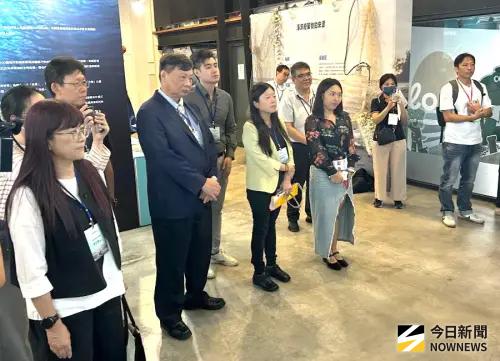 ▲與會人員在會場觀看海廢再生聯盟5週年回顧展，期透過展覽瞭解海保署海廢再生聯盟過去5年的執行成果、海洋廢棄物回收再利用流程，以及海廢產品端等實際應用的情形。(圖／記者黃守作攝，2025.10.31)