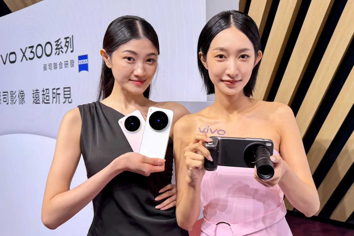 ▲vivo X300系列手機在台登場，可外接2.35x長焦增距鏡，讓變焦距離可飆到200倍以上。（圖／記者周淑萍攝）