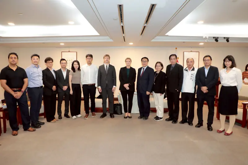 ▲ 瑞典貿易暨投資委員會台北辦事處代表任荷雅（Helena Reitberger)今（31)日率多位瑞典綠色轉型聯盟企業代表拜會台南市政府。（圖／南市府提供）