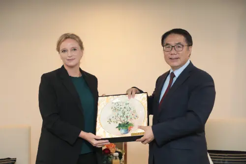 ▲ 市長黃偉哲（右)致贈蘭花大盤給任荷雅代表(右)。（圖／南市府提供）