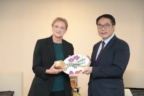 ▲ 任荷雅代表(左)致贈紀念品給市長黃偉哲（右)。（圖／南市府提供）