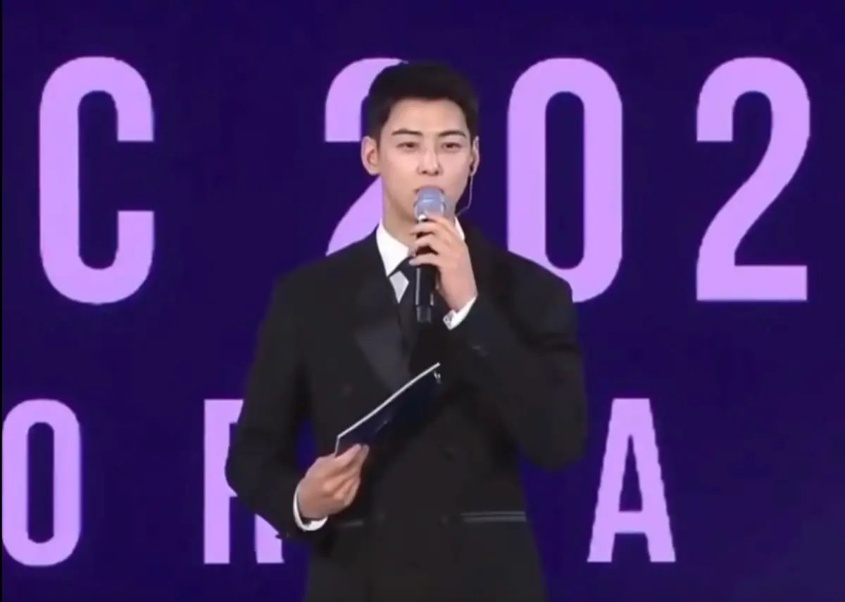 ▲韓國APEC峰會今（31）日舉辦正式歡迎晚宴，晚宴主持工作由正在服役的歌手兼演員「臉蛋天才」車銀優擔任。（圖／翻攝自網路）