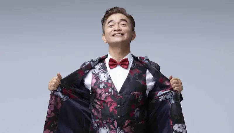 ▲吳宗憲（如圖）將於2025年底在澳門舉辦演唱會，主題名稱為「臭男人」，他表示是自嘲自己有點自大，也是幽默表示「只剩一張嘴」，代表要開口唱歌。（圖／東西文娛＆星樂全球提供）
