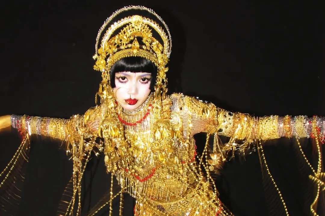 Lisa萬聖節扮《愛x死x機器人》！神還原吉巴羅 狂吸260萬人朝聖