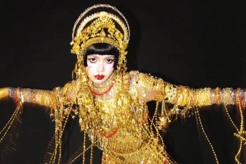 ▲Lisa今（31）日萬聖節扮裝成《愛x死x機器人》的角色吉巴羅，服裝造型整個神還原，短短5小時就狂吸260萬人朝聖。（圖／Lisa IG@lalalalisa_m）