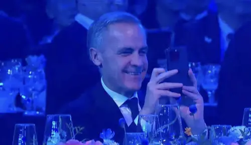 ▲加拿大總理卡尼(Mark Carney)拿手機狂拍GD。(圖/APEC 2025 KOREA YouTube)