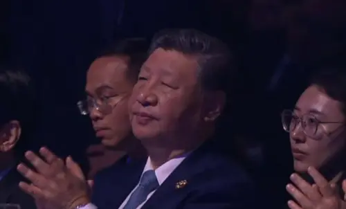 ▲習近平(中)看GD演出看呆。(圖/APEC 2025 KOREA YouTube)