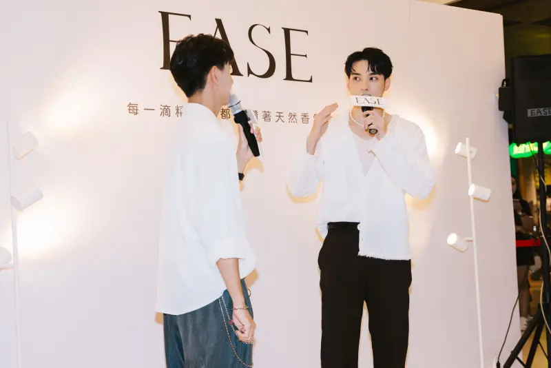 ▲黃偉晉（右）擔任一日香氛店長，粉絲驚呼他本人比香水還香。 左為主持人詹仕偉。（Ease香氛提供）