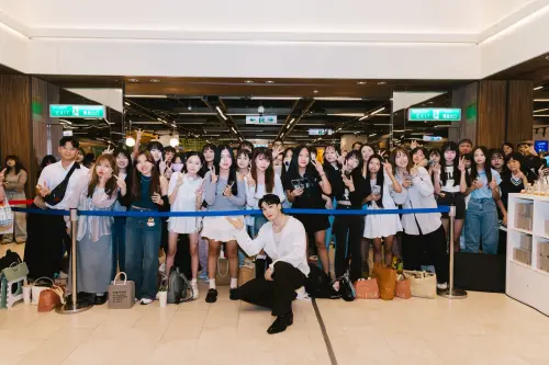 ▲歌手黃偉晉（前排中）將香水比喻為音樂，是生活裡的儀式感。（圖／Ease香氛提供）