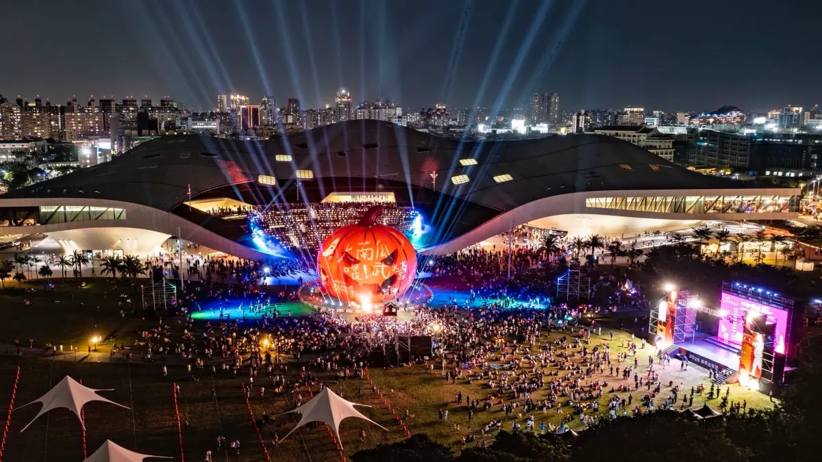 ▲ 「2025高雄萬聖節」10/31晚上22公尺巨型南瓜燈光秀在衛武營戶外廣場正式啟動，今年首次展演360度全景燈光秀。（圖／高市府教育局提供）